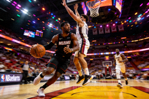 NBA篮球比赛现场精彩瞬间，球员在球场上激烈对抗